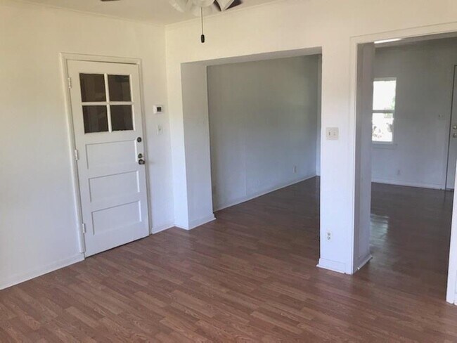 Building Photo - 1736 Lynn Ln