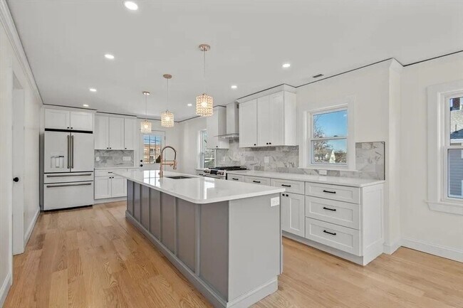 Building Photo - 158 N Beacon St