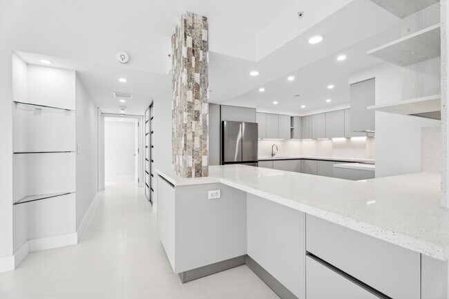 Building Photo - 650 Ocean Dr