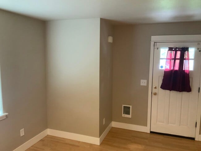 Building Photo - 5 Bedroom Duplex in University Area