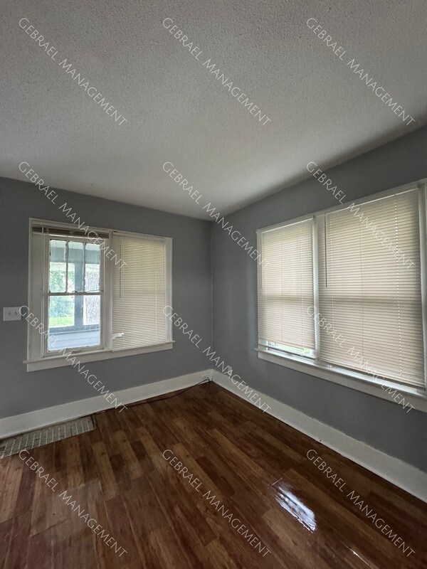 Building Photo - 2561 Tyrone St