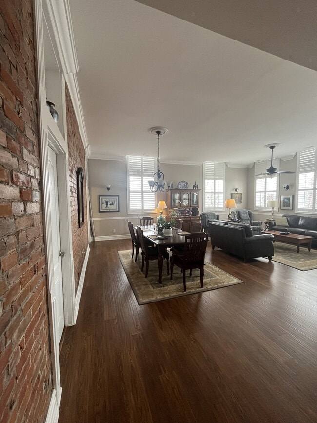 Building Photo - 323 George St