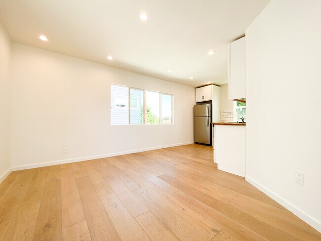 Building Photo - 3003 S Cloverdale Ave