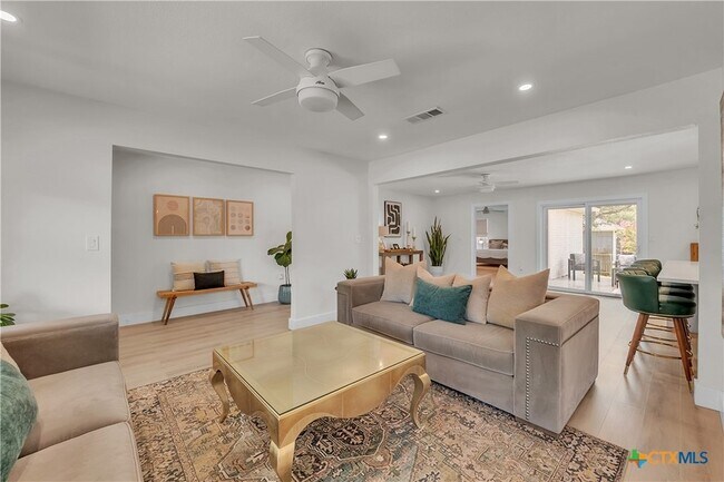 Foto del edificio - 513 Santa Clara Rd