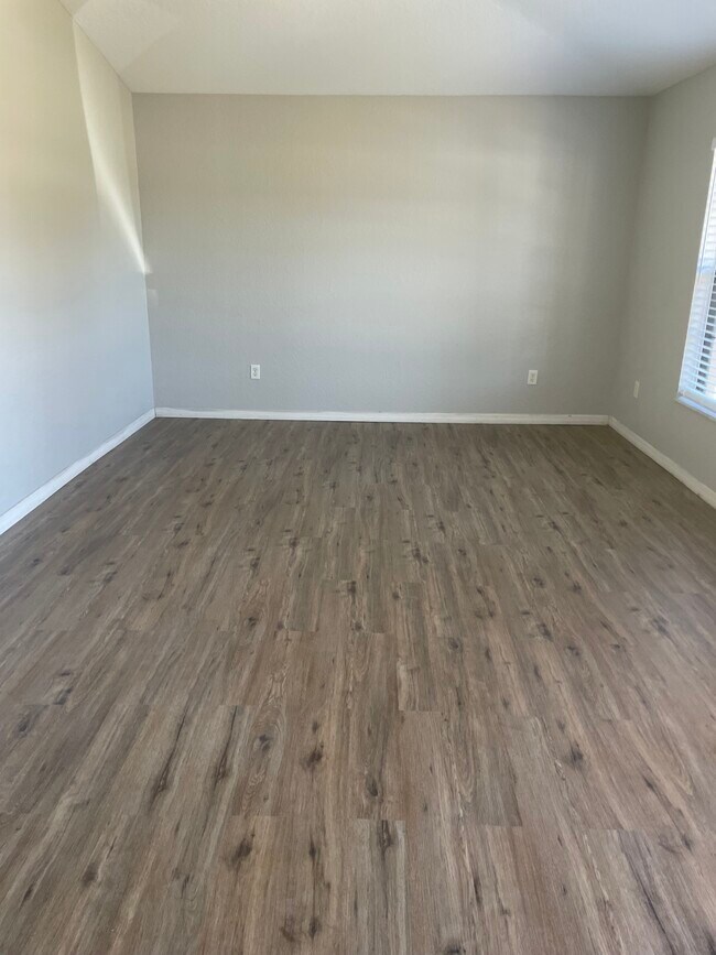 Building Photo - 1055 Bismarck Rd