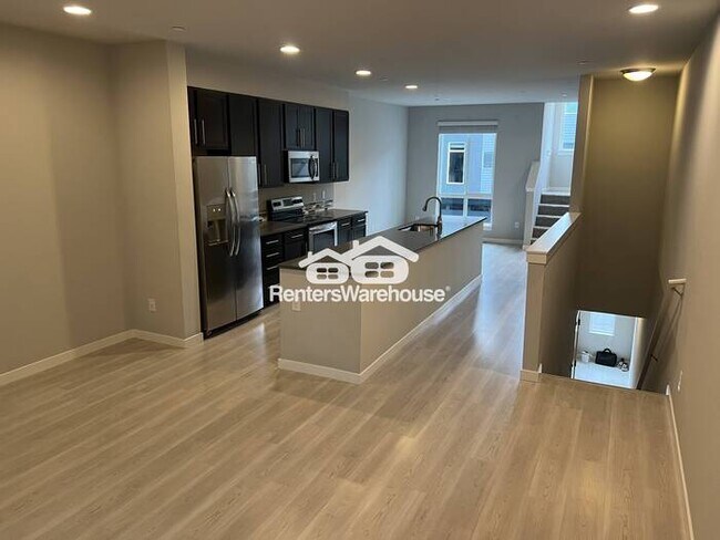 Building Photo - Spacious Townhome in Lynnwood Available Now!