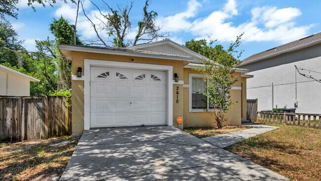 Building Photo - 3 bedroom 2 bath Gem!