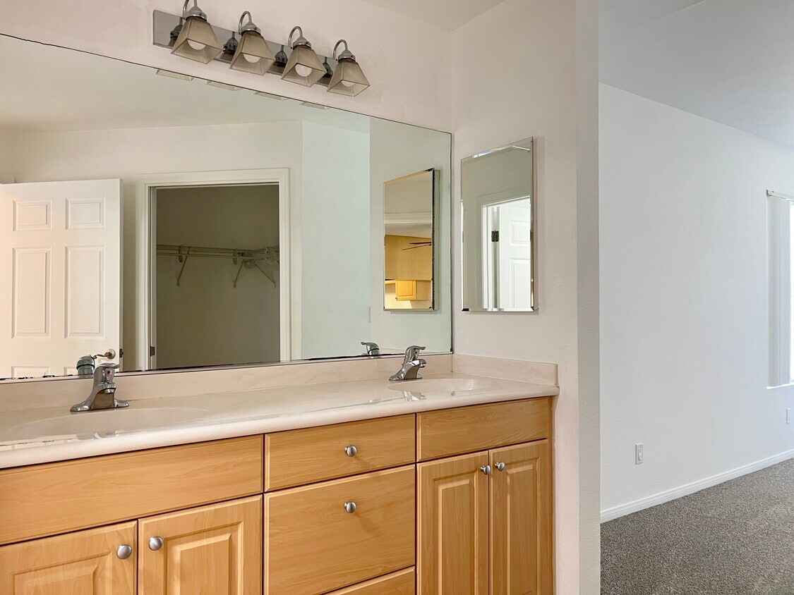 master bathroom - 10066 Maya Linda Rd