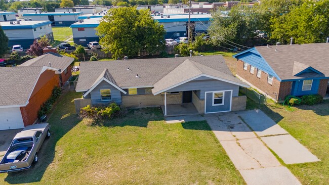 Building Photo - Beautifully Updated 4-Bedroom Home with Qu...