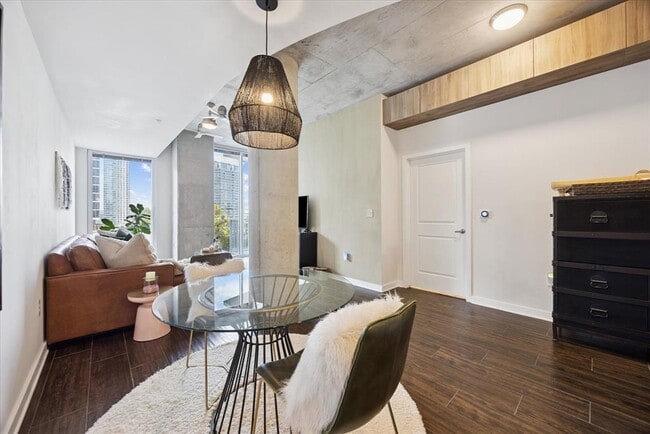 Building Photo - 360 Nueces St