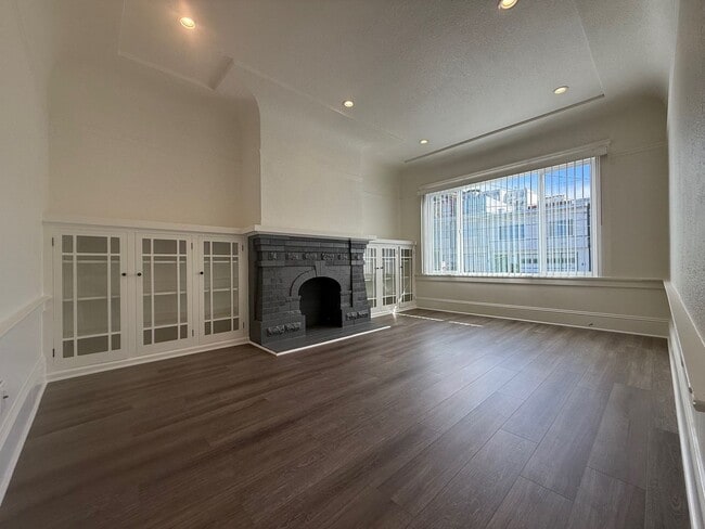 Building Photo - Newly Renovated Upper Unit – Bright 3BD / 1.5BA