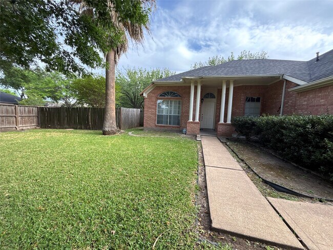 Building Photo - 15803 Mission Estates Ct