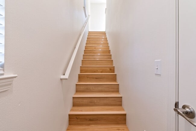 Building Photo - 2 Bedroom 1.5 Bath townhouse with private balcony and 2 car garage