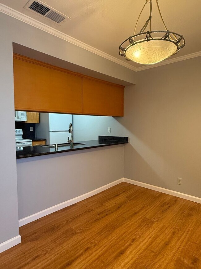 Foto del edificio - Spacious 2 Bedroom 1 Bath Condo with private patio and storage