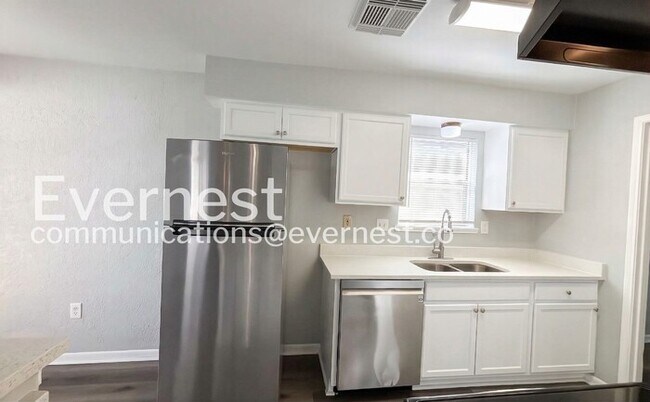 Foto del edificio - 6654 Laughlin Dr