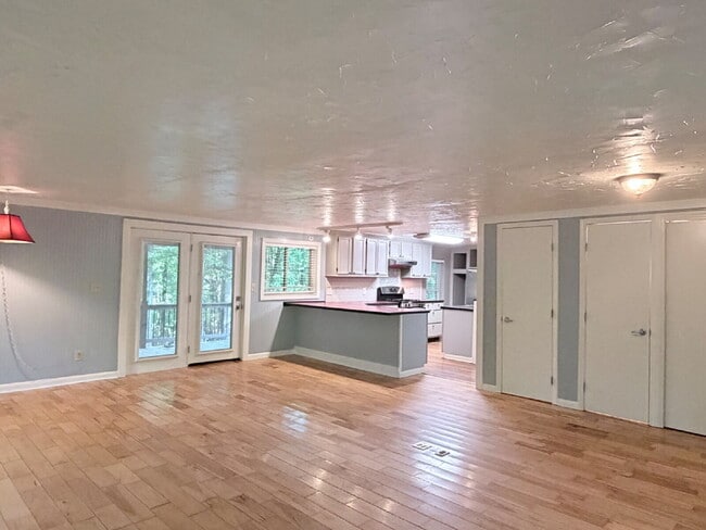 Building Photo - Live Surrounded by Nature | 3 Bedroom Home on 27 Private Acres in Saluda