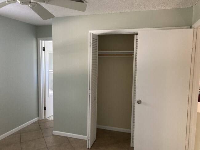 Building Photo - Conveniently located 2 bedroom, 2 bathroom...