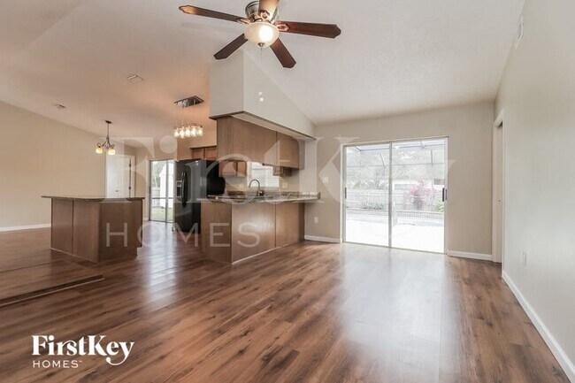 Foto del edificio - 1365 Lech Ave NW