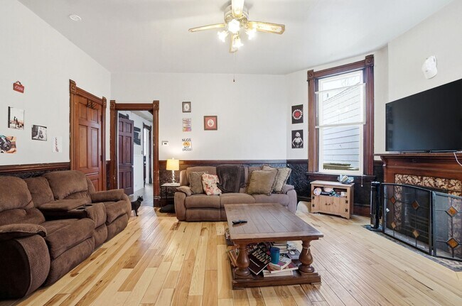 Foto del edificio - 7 bed/2 bath on Rohs St., Mins. from UC for Only $600/pp ($4,200/mo)! $250 SIGN ON BONUS FOR LTO!!!