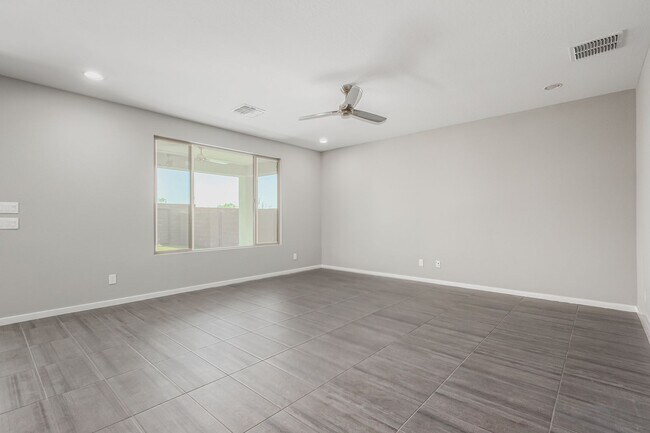 Building Photo - GORGEOUS PHOENIX HOME IN RESORT STYLE COMM...