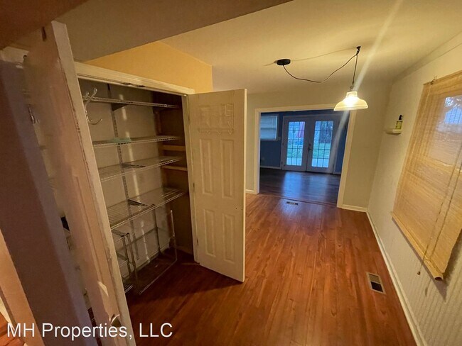 Building Photo - 3 br, 2.5 bath House - 712 Shore Dr