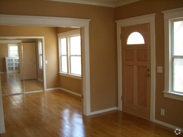 Building Photo - 1345 Portia St
