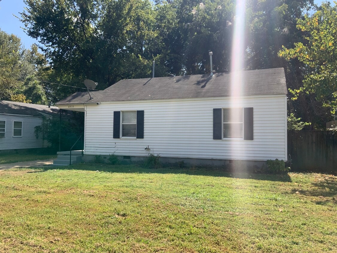 Primary Photo - 4935 Byron Rd