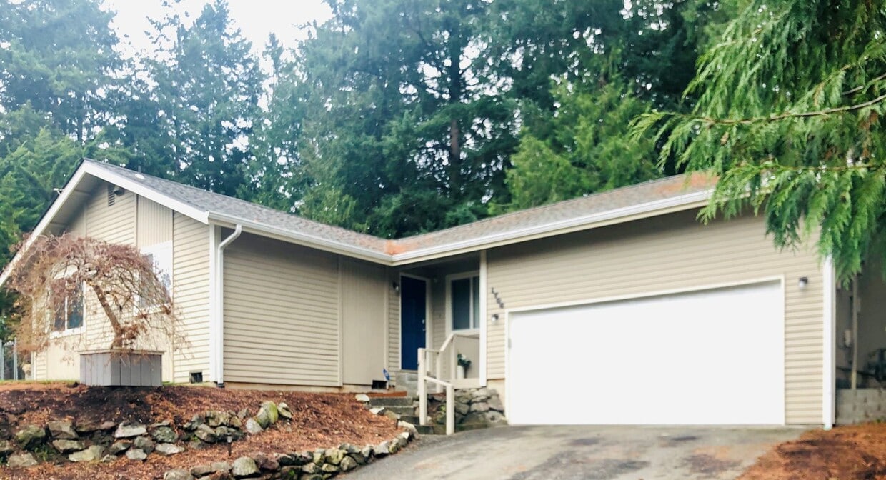 Home in West Bremerton with Fenced Yard - Home in West Bremerton with Fenced Yard