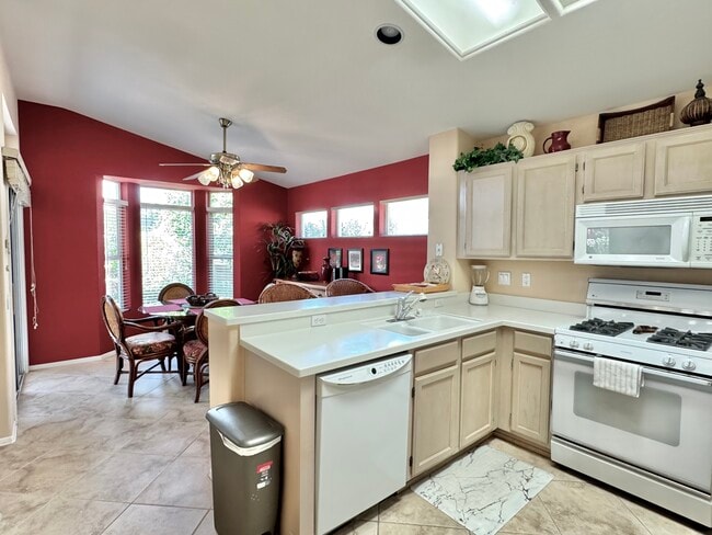 Foto del edificio - 78376 Moongold Rd