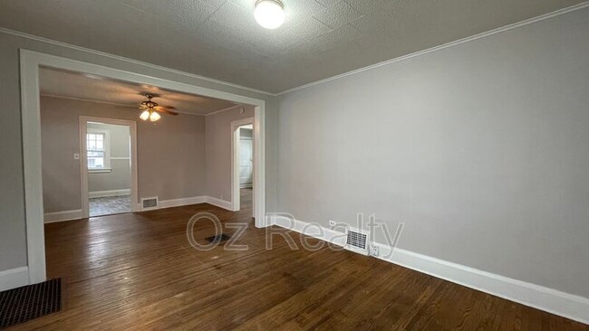 Foto del edificio - 3644 Leybourn Ave