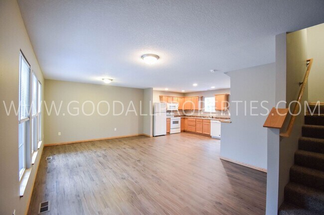 Building Photo - 2 bedroom 2.5 bath Townhome in Urbandale with attached garage!