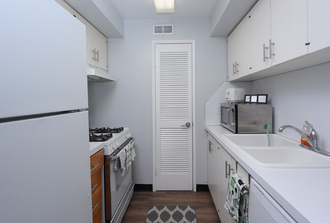 Foto del edificio - 3 bed 2 bed - in unit laundry - condo!
