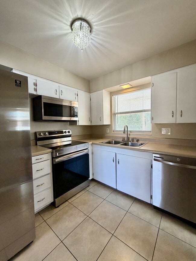 Building Photo - 1612 Young Ave