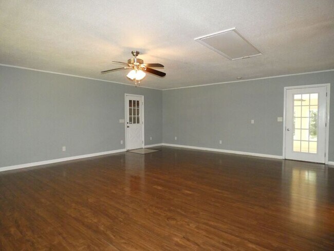 Building Photo - 5278 Lakewood Dr
