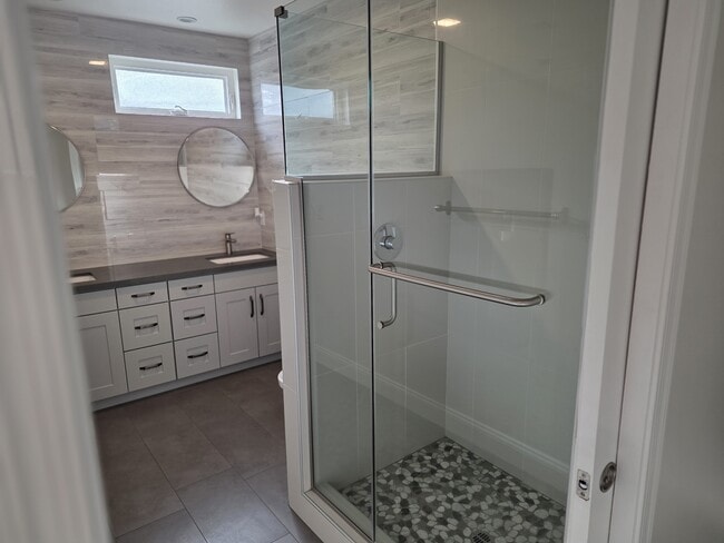 Building Photo - 425 Western Ave