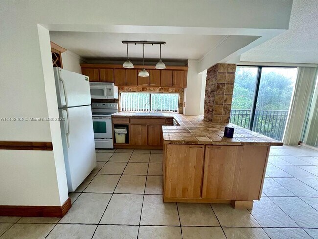 Foto del edificio - 17021 N Bay Rd