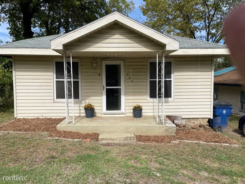 2 br, 1 bath House 2022 REMCO 908 w Maple House for Rent in