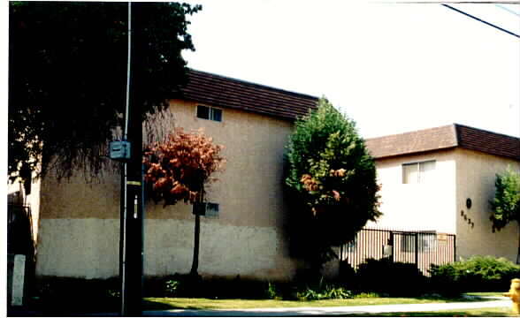 Foto del edificio - 8633-8637 Cedros Ave