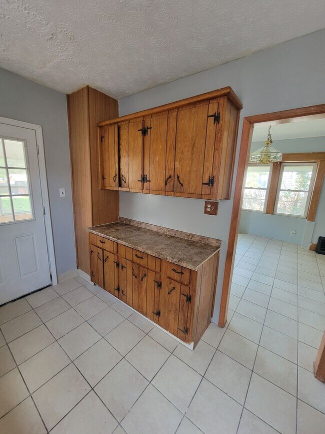 Building Photo - 504 W Waterloo Rd