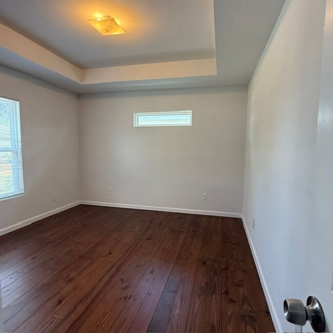 Building Photo - 1 Bedroom, 1 Bath Cottage w/garage