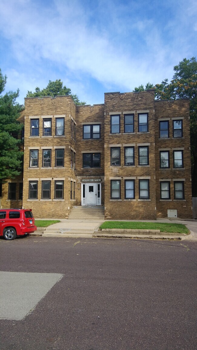 Building Photo - 905 NE Madison Ave