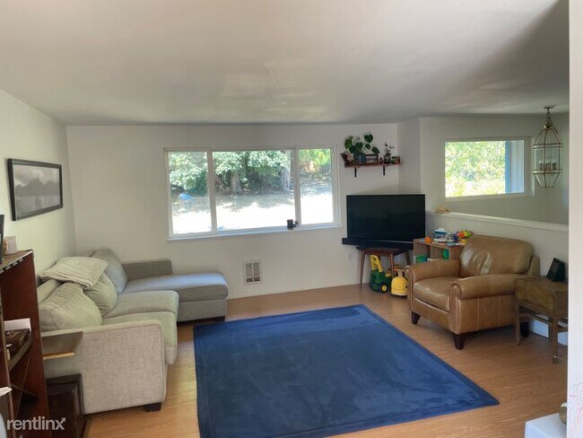 Building Photo - 3 br, 2 bath House - 12781 NE Eckern Place