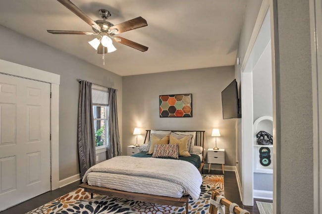 Building Photo - 209 E Rosewood Ave