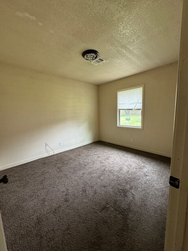 Foto del edificio - 2 BED / 1 Bath Apartment in Truman.  READY...
