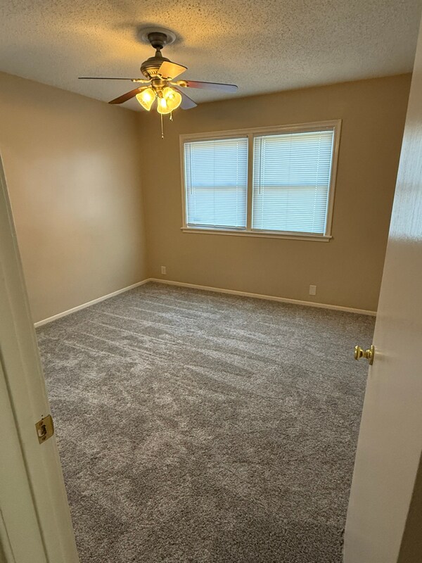 Building Photo - 711 S 68th Ave