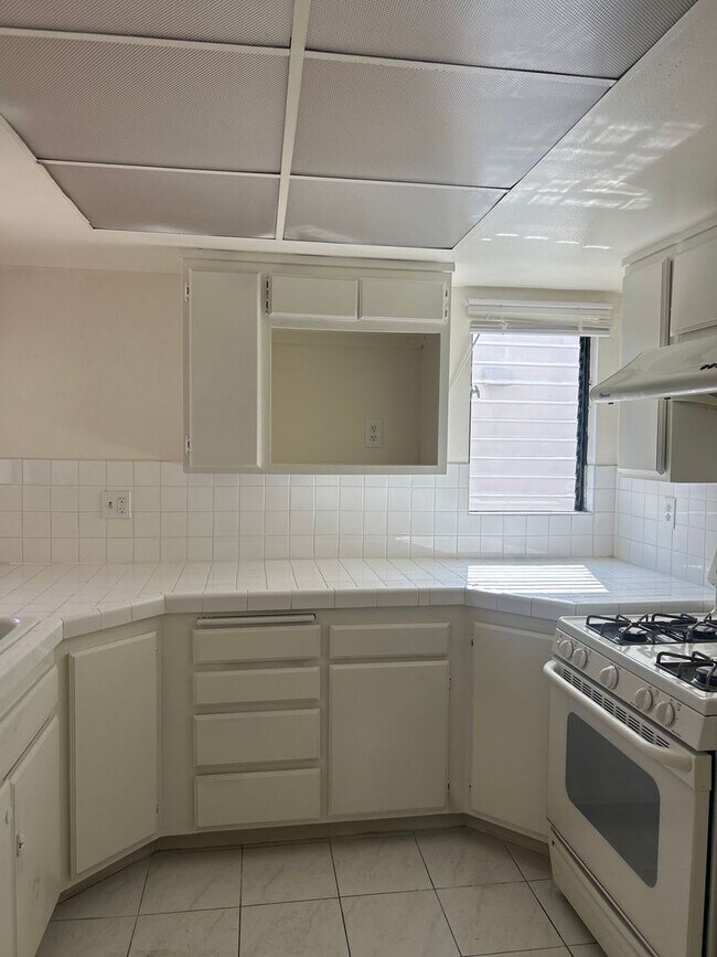 Foto del edificio - Most Desirable North Alhambra Condo Right Across from City Hall and Walking to Alhambra HS