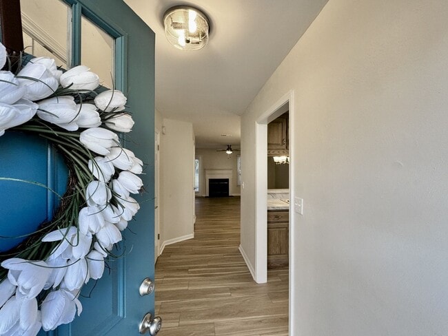 Foto del edificio - Like New & Ready NOW! 2 Primary Suites w/Private Baths! Reserved Parking, Community Pool & MUCH M...