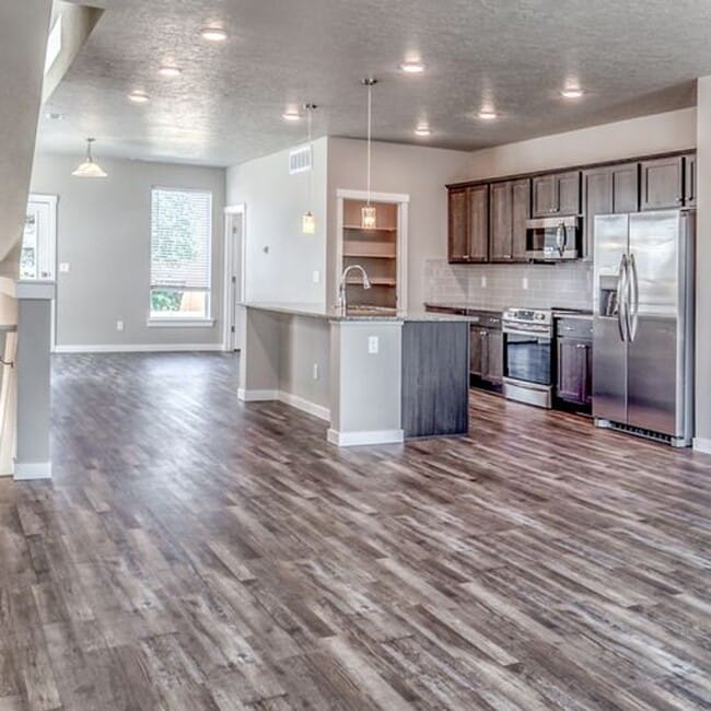 Building Photo - 4-Bedroom Townhome in West Boise