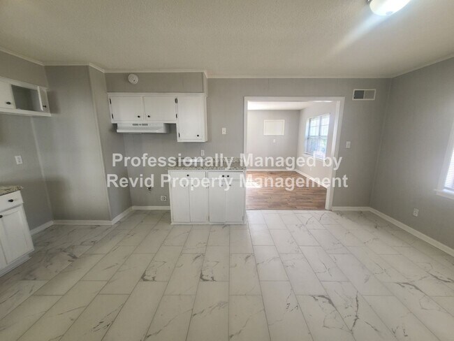 Building Photo - Newly Renovated 3 Bedroom Home!