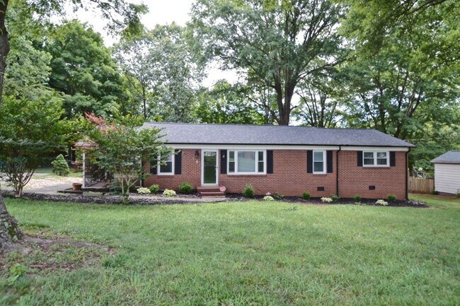 Building Photo - Beautifully updated brick ranch in great l...